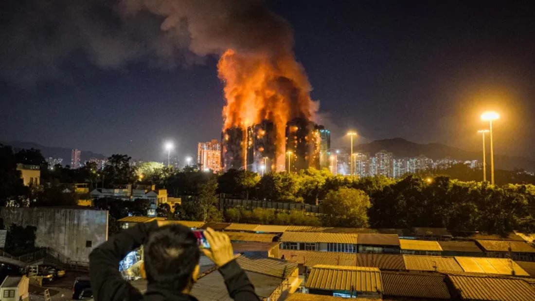 হংকংয়ের বহুতল কমপ্লেক্সে ভয়াবহ অগ্নিকাণ্ডে ৪৪ নিহত, নিখোঁজ শতাধিক